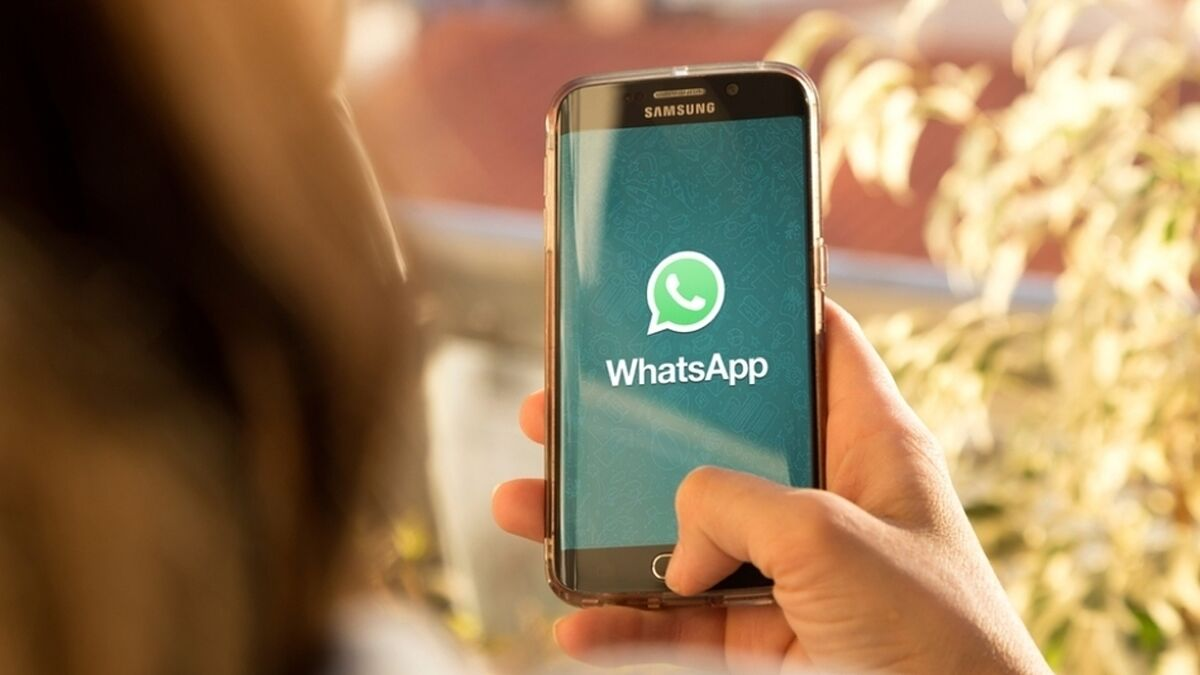 What are the benefits of using a WhatsApp filter for Colombian foreign trade professionals?